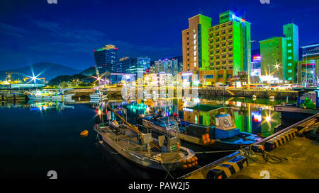 Belle vue sur port Okpo à nuit, la Corée du Sud. Banque D'Images