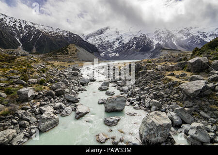 Chemin du Lac de montagne dans la vallée du Mont Cook Nouvelle Zélande Banque D'Images