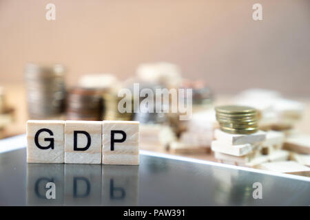 Pib mot écrit en cube de bois la réflexion sur l'argent noir mirrow avec pile comme graphique en arrière-plan Banque D'Images