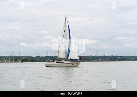 Un yacht à voile d'été sur le lac, une destination touristique populaire dans le Burgenland, Autriche Banque D'Images