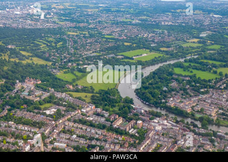 Avis de virage de la Tamise à Richmond, dans le sud-ouest de Londres, à partir d'un avion Banque D'Images