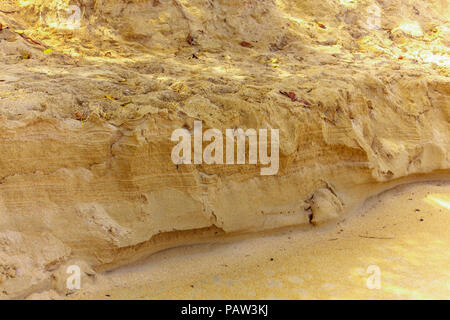 La texture du mur en ruine de sable sur la plage. Banque D'Images