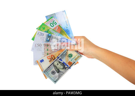 Femme hand holding billets en papier Dollars, Euros, franc suisse et la livre sterling isolé sur fond blanc battante Banque D'Images