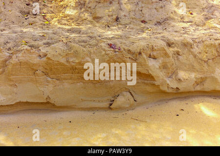 La texture du mur en ruine de sable sur la plage. Banque D'Images