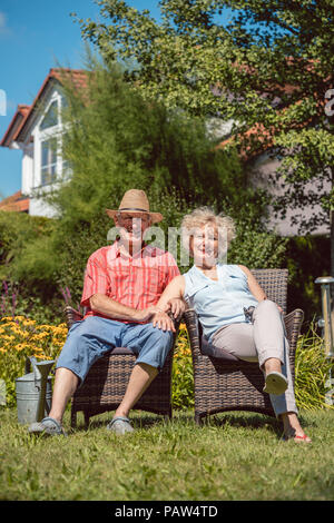 Happy senior couple in love de détente dans le jardin Banque D'Images