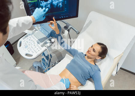 Médecin gynécologue et la femme dans le test de grossesse à ultrasons Banque D'Images