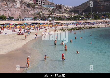 GRAN CANARIA, ESPAGNE - décembre 4, 2015 : personnes visitent la plage d''Amadores à Gran Canaria, Espagne. Comptabilité, l'enregistrement avait 12,9 millions de visiteurs en 2014. Banque D'Images