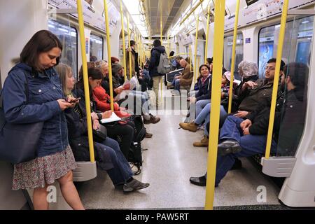 Londres, Royaume-Uni - 22 avril 2016 : Londres métro. Le métro de Londres est le plus occupé dans le monde entier système de métro 11ème avec 1,1 milliards annuels ri Banque D'Images