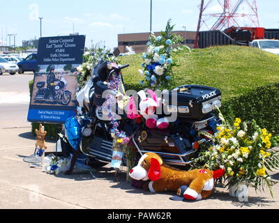 Dallas,USA,24 juillet 2018. Sr, Cpl Earl 'Jamie' Givens, un vétéran de 32 ans de la police de Dallas est mort en service alors qu'il escortait un convoi funèbre en tant que membre de l'unité moto. Givens agent a été frappé par un SUV. Le conducteur a été arrêté pour avoir été sous l'influence de l'alcool. Des services funéraires soit jeudi prochain à Prestonwood Baptist Church, Plano. Credit : dallaspaparazzo/Alamy Live News Banque D'Images