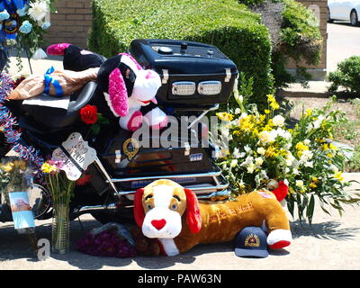 Dallas,USA,24 juillet 2018. Sr, Cpl Earl 'Jamie' Givens, un vétéran de 32 ans de la police de Dallas est mort en service alors qu'il escortait un convoi funèbre en tant que membre de l'unité moto. Givens agent a été frappé par un SUV. Le conducteur a été arrêté pour avoir été sous l'influence de l'alcool. Des services funéraires soit jeudi prochain à Prestonwood Baptist Church, Plano. Credit : dallaspaparazzo/Alamy Live News Banque D'Images