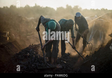 La ville de Gaza, en Palestine. 18 juillet, 2018. Les travailleurs palestiniens ont vu l'extraction de charbon de bois à la facilité d'extraction de charbon.de Sand à l'Al Habbash usine de production, le plus grand producteur de charbon dans la bande de Gaza. Il est habituellement utilisé par les Palestiniens pour des raisons pratiques, telles que la cuisine et le chauffage. Un kilo est vendu pour $ 1,50 2,00 $ sur place et sur le marché. Credit : Mahmoud Issa/SOPA Images/ZUMA/Alamy Fil Live News Banque D'Images