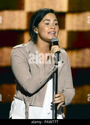 Philadelphie, Pennsylvanie, États-Unis. 25 juillet 2016. 24 juillet 2018 - le chanteur demi Lovato a été hospitalisé après avoir souffert d'une surdose apparente. Photo du dossier : demi Lovato répète avant de se produire à la Convention nationale démocrate de 2016 au Wells Fargo Center à Philadelphie, en Pennsylvanie, le lundi 25 juillet 2016. Crédit photo : Ron Sachs/CNP/AdMedia crédit : Ron Sachs/AdMedia/Alamy Live News Banque D'Images