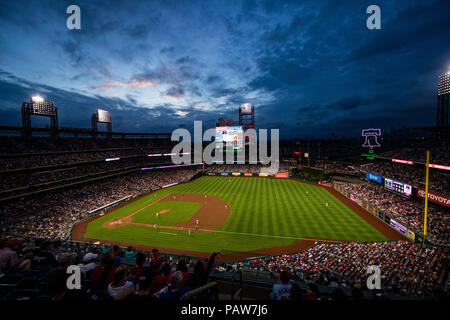 Philadelphie, Pennsylvanie, USA. 24 juillet, 2018. Vue sur le stade comme le soleil se couche pendant le jeu entre la MLB Los Angeles Dodgers et des Phillies de Philadelphie à la Citizens Bank Park de Philadelphie, Pennsylvanie. Christopher Szagola/CSM/Alamy Live News Banque D'Images