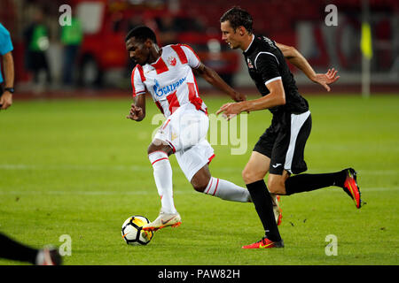 Belgrade. 24 juillet, 2018. Stade Crvena Zvezda, El Fardou Ben Nabouhane (L) le dispute à l'Leimonas Suduva Povilas lors de la Ligue des Champions, deuxième tour de qualification match de football à Belgrade, Serbie le 24 juillet 2018. Crvena Zvezda a gagné 3-0. Credit : Predrag Milosavljevic/Xinhua/Alamy Live News Banque D'Images