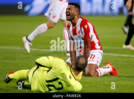 (180725) -- BELGRADE, le 25 juillet 2018(Xinhua) -- le stade Crvena Zvezda Lorenzo Ebecilio (R) réagit au cours de la Ligue des Champions, deuxième tour de qualification match de foot entre Stade Crvena Zvezda et Suduva à Belgrade, Serbie le 24 juillet 2018. Crvena Zvezda a gagné 3-0. (Xinhua/Predrag Milosavljevic) Banque D'Images