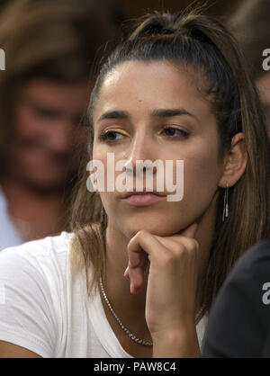 24 juillet 2018 - Washington, District de Columbia, États-Unis d'Amérique - gymnaste américain et deux fois médaillé d'or olympique Aly Raisman écoute, le Comité du Sénat américain sur le commerce, les sciences et le transport sous-comité sur la protection des consommateurs, Sécurité des produits, l'assurance, et la sécurité des données tient une audience ''concernant l'avenir de la sécurité de l'athlète amateur'' sur la colline du Capitole à Washington, DC le Mardi, Juillet 24, 2018. Raisman est l'une des nombreuses victimes abusées sexuellement par l'ancien médecin de l'équipe olympique américaine, Larry Nassar.Credit : Ron Sachs/CNP (crédit Image : © Ron Sachs/CNP via Z Banque D'Images