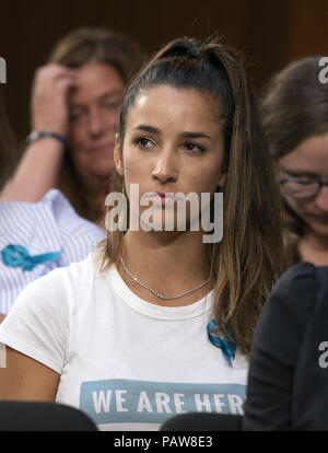 24 juillet 2018 - Washington, District de Columbia, États-Unis d'Amérique - gymnaste américain et deux fois médaillé d'or olympique Aly Raisman écoute, le Comité du Sénat américain sur le commerce, les sciences et le transport sous-comité sur la protection des consommateurs, Sécurité des produits, l'assurance, et la sécurité des données tient une audience ''concernant l'avenir de la sécurité de l'athlète amateur'' sur la colline du Capitole à Washington, DC le Mardi, Juillet 24, 2018. Raisman est l'une des nombreuses victimes abusées sexuellement par l'ancien médecin de l'équipe olympique américaine, Larry Nassar.Credit : Ron Sachs/CNP (crédit Image : © Ron Sachs/CNP via Z Banque D'Images