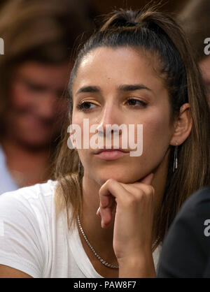 Washington, DC le Mardi, Juillet 24, 2018. Gymnaste américain et deux fois médaillé d'or olympique Aly Raisman écoute, le Comité du Sénat américain sur le commerce, les sciences et le transport sous-comité sur la protection des consommateurs, Sécurité des produits, l'assurance, et la sécurité des données tient une audience "concernant l'avenir de la sécurité de l'athlète amateur' sur la colline du Capitole à Washington, DC le Mardi, Juillet 24, 2018. Raisman est l'une des nombreuses victimes abusées sexuellement par l'ancien médecin de l'équipe olympique américaine, Larry Nassar. Credit : MediaPunch Inc/Alamy Live News Banque D'Images