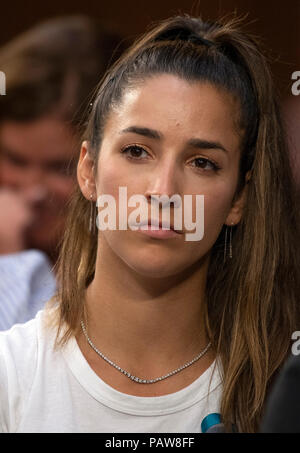 Washington, DC le Mardi, Juillet 24, 2018. Gymnaste américain et deux fois médaillé d'or olympique Aly Raisman écoute, le Comité du Sénat américain sur le commerce, les sciences et le transport sous-comité sur la protection des consommateurs, Sécurité des produits, l'assurance, et la sécurité des données tient une audience "concernant l'avenir de la sécurité de l'athlète amateur' sur la colline du Capitole à Washington, DC le Mardi, Juillet 24, 2018. Raisman est l'une des nombreuses victimes abusées sexuellement par l'ancien médecin de l'équipe olympique américaine, Larry Nassar. Credit : MediaPunch Inc/Alamy Live News Banque D'Images