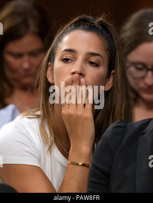 Washington, DC le Mardi, Juillet 24, 2018. Gymnaste américain et deux fois médaillé d'or olympique Aly Raisman écoute, le Comité du Sénat américain sur le commerce, les sciences et le transport sous-comité sur la protection des consommateurs, Sécurité des produits, l'assurance, et la sécurité des données tient une audience "concernant l'avenir de la sécurité de l'athlète amateur' sur la colline du Capitole à Washington, DC le Mardi, Juillet 24, 2018. Raisman est l'une des nombreuses victimes abusées sexuellement par l'ancien médecin de l'équipe olympique américaine, Larry Nassar. Credit : MediaPunch Inc/Alamy Live News Banque D'Images