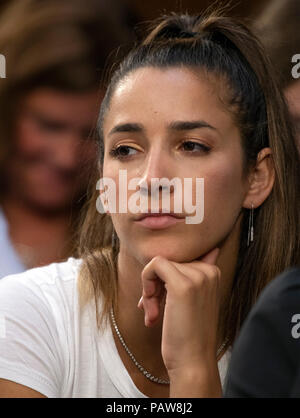 Gymnaste américain et deux fois médaillé d'or olympique Aly Raisman écoute, le Comité du Sénat américain sur le commerce, les sciences et le transport sous-comité sur la protection des consommateurs, Sécurité des produits, l'assurance, et la sécurité des données tient une audience "concernant l'avenir de la sécurité de l'athlète amateur' sur la colline du Capitole à Washington, DC le Mardi, Juillet 24, 2018. Raisman est l'une des nombreuses victimes abusées sexuellement par l'ancien médecin de l'équipe olympique américaine, Larry Nassar. Credit : Ron Sachs/CNP | conditions dans le monde entier Banque D'Images