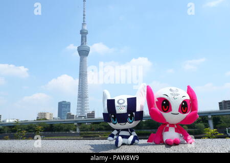 & Miraitowa Someity &, 24 juillet, 2018 : Tokyo 2020 Miraitowa la mascotte des Jeux olympiques et paralympiques d'Someity mascotte, l'arrière-plan de Tokyo Skytree à Tokyo, Japon. Credit : Naoki Nishimura/AFLO SPORT/Alamy Live News Banque D'Images