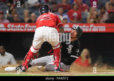 Anaheim, Californie, USA. 24 juillet 2018 : Chicago White Sox droit fielder Avisail Garcia (26) est interdit à un jeu à la plaque par Los Angeles Angels catcher Martin Maldonado (12) dans le jeu entre les White Sox de Chicago et Los Angeles Angels of Anaheim, Angel Stadium d'Anaheim, CA, photographe : Peter Renner and Co Crédit : Cal Sport Media/Alamy Live News Banque D'Images