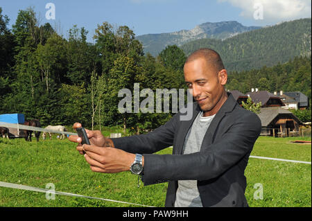 24 juillet 2018, Schönau am Königssee, Allemagne : l'acteur Peter Morton pendant une pause de tournage dans la série 'ARD ermittelt Watzmann'. Au départ, huit épisodes sont produits. Le crime d'humour série est diffusé en 2019. Photo : Ursula Düren/dpa Banque D'Images