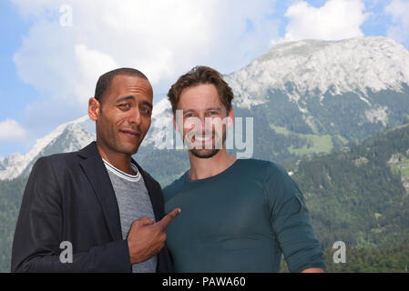 24 juillet 2018, Schönau am Königssee, Allemagne : les acteurs Peter Marton (L) et Ben Blaskowic pendant une pause de tournage à la série 'ARD ermittelt Watzmann'. Au départ, huit épisodes sont produits. Le crime d'humour série est diffusé en 2019. Photo : Ursula Düren/dpa Banque D'Images