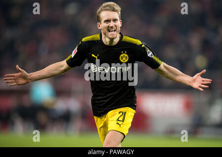 Déposée - 02 février 2018, Cologne, Allemagne : Soccer : Bundesliga, 1er FC Cologne - Borussia Dortmund, 21e journée au stade RheinEnergieStadion. Dortmund scorer André Schürrle cheers après son 3-2 but. Les 27 ans de la gâche est sur le point de partir pour l'Angleterre Premier League de Fulham FC rookie, selon les médias britanniques. Photo : Marius Becker/dpa Banque D'Images