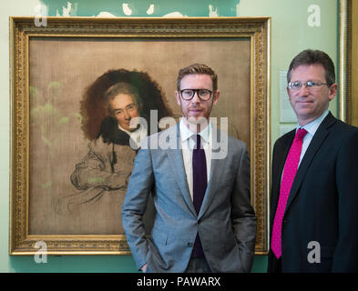 National Portrait Gallery, Londres, Royaume-Uni. 25 juillet, 2018. Jeremy Wright, secrétaire de la culture (à droite) et le Dr Nicholas Cullinan, Directeur, National Portrait Gallery (à gauche) voir sir Thomas Lawrence, célèbre portrait de William Wilberforce, qui se rendra à Hull, le lieu de sa naissance, pour la première fois dans le cadre de 'Coming Home'. Lawrence's portrait inachevé de Wilberforce, a été l'une des premières œuvres acquises par le Musée National du portrait quand il a été créé en 1856. Le travail sera exposé dans l'Alexej von à Hull en 2019. Credit : Malcolm Park/Alamy Live News. Banque D'Images