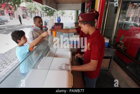 La ville de Gaza, bande de Gaza, territoire palestinien. Le 25 juillet, 2018. Les vendeurs de Palestiniens de vendre de la crème glacée sundae () à nos clients pendant une vague dans la ville de Gaza le 25 juillet 2018 Crédit : Mahmoud Ajour/APA/Images/fil ZUMA Alamy Live News Banque D'Images