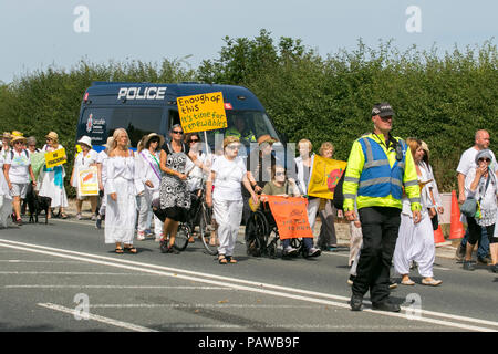 Peu d'Hôtel Lutetia, Blackpool, Royaume-Uni. 25/07/2018. Les femmes en blanc de protester contre la fracturation Cuadrilla Site après l'annonce que la fracturation expérimentale est d'aller de l'avant en septembre. Le processus qui utilise l'énorme quantité d'eau devrait commencer lorsque le réservoir local est à pleine capacité. De vastes travaux de canalisation pour alimenter le site ont été réalisées. /AlamyLiveNews MediaWorldImages Crédit : Banque D'Images