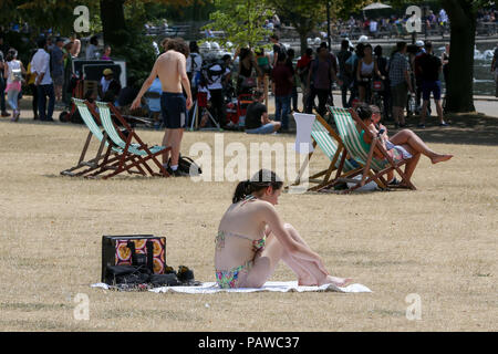 Hyde Park. Londres. Royaume-uni 25 juin 2018 - Les touristes à Hyde Park sur une journée très chaude et humide dans la capitale. D'après le Met Office la température de Londres et du sud-est est susceptible d'atteindre 35 degrés celsius le jeudi. Credit : Dinendra Haria/Alamy Live News Banque D'Images