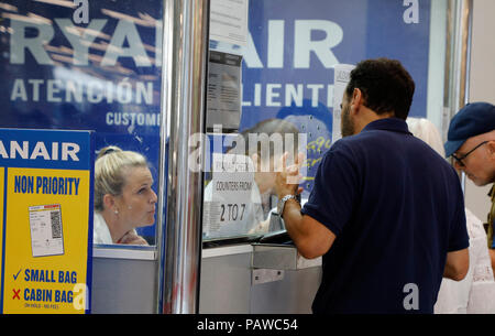 Mallorca, Espagne. 25 juillet 2018, Barcelone, Espagne : les passagers font la queue au bureau de service de Ryanair à l'aéroport de Palma de Majorque. Le début d'une grève de deux jours par l'équipage de cabine à la compagnie aérienne à bas coûts Ryanair a causé beaucoup de mécontentement parmi les innombrables voyageurs dans plusieurs pays européens. La plupart des annulations est produite en Espagne, n. Photo : Clara Margais/dpa dpa : Crédit photo alliance/Alamy Live News Banque D'Images