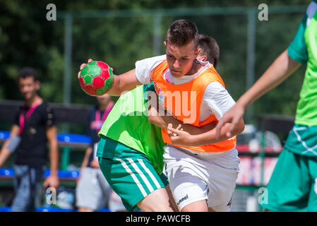 Belgrade, Serbie - 25 juillet 2018 : les joueurs s'affrontent dans le handball lors des Jeux sportifs de la jeunesse Crédit : Championnat Marko Rupena/Alamy Live News Banque D'Images