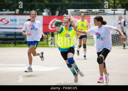 Belgrade, Serbie - 25 juillet 2018 : les joueurs se font concurrence dans les sports pour les jeunes femmes au cours de handball championnat Jeux Crédit : Marko Rupena/Alamy Live News Banque D'Images