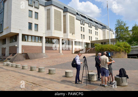 Maidstone, Royaume-Uni. 25 juillet 2018. Maidstone, Kent, UK. Marina Smythe (21) et Michael Osbourne (22) ont trouvé coupable et condamné à huit ans chacune à Maidstone Crown Court pour causer des dommages physiques graves ou de permettre à leur bébé nouveau-né, Bailey. S'il a été dit que les blessures infligées n'a pas conduit directement à 19 jours la mort de Bailey le 5 décembre de l'année dernière, ils ont été découvert au cours d'une autopsie qui a conclu que la cause du décès était une broncho-pneumonie et septicémie. Det. Con. Alex Hayter répond aux questions après la peine. Credit : PjrNews/Alamy Live News Banque D'Images