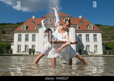 Radebeul, Allemagne. 25 juillet 2018, Radebeul, Allemagne : Anita Suzanne Gregory (dans le dos) à partir de la Norvège et Joana Martins du Portugal, des danseurs de ballet de l'Landesbühnen Sachsen, sont debout en face du château de Wackerbarth pour une séance photo à l'Wackerbarth Estate dans le château de La Fontaine. Le 1 août, 2 et 5, 2018 'le Tanztheater der Landesbühnen Sachsen'. Dance Theatre de l'Landesbuehnen) aura lieu à la cave sous la devise 'Ballett am Weinberg'. (Lit. Ballet du vignoble) Photo : Sebastian Kahnert/dpa/ZB : dpa Crédit photo alliance/Alamy Live News Banque D'Images