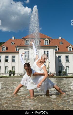 Radebeul, Allemagne. 25 juillet 2018, Radebeul, Allemagne : Anita Suzanne Gregory (dans le dos) à partir de la Norvège et Joana Martins du Portugal, des danseurs de ballet de l'Landesbuehnen la Saxe, se tiennent devant le Château de Wackerbarth pour une séance photo à l'Wackerbarth Estate dans Schlossbrunnen. Le 1 août, 2 et 5, 2018 'le Tanztheater der Landesbühnen Sachsen'. Dance Theatre de l'Landesbuehnen) aura lieu à la cave sous la devise 'Ballett am Weinberg'. Photo : Sebastian Kahnert/dpa/ZB : dpa Crédit photo alliance/Alamy Live News Banque D'Images