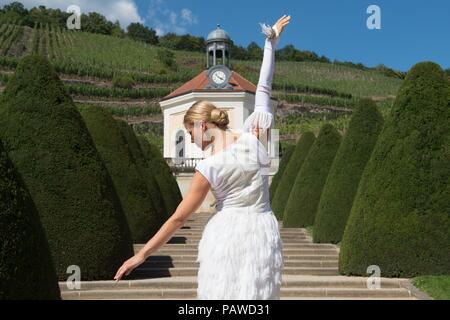 Radebeul, Allemagne. 25 juillet 2018, Radebeul, Allemagne : Suzanne Gregory de Norvège, danseur de ballet à l'Landesbühnen Sachsen, devant le Belvédère pour une séance photo au Schloss Wackerbarth Castle's State Winery.Le 1 août, 2 et 5, 2018 'le Tanztheater der Landesbühnen Sachsen'. Dance Theatre de l'Landesbuehnen) aura lieu à la cave sous la devise 'Ballett am Weinberg'. (Lit. Ballet du vignoble) Photo : Sebastian Kahnert/dpa/ZB : dpa Crédit photo alliance/Alamy Live News Banque D'Images