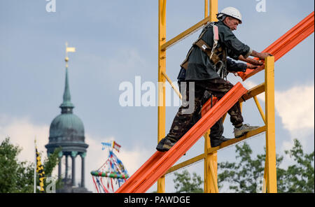 Hambourg, Allemagne. Le 25 juillet, 2018. Un travailleur s'accumule un tour pour la Volksfest Hamburger Dom. La cathédrale s'ouvre à partir du 27 juillet au 26 août 2018. Axel Heimken Crédit :/dpa/Alamy Live News Banque D'Images