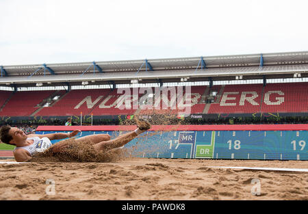 Nuremberg, Allemagne. 22 juillet, 2018. Fonctionnalité, l'ENFER Tobias (Schwerin SC), en face d'un Nuernberg logo dans le stadium, stade Max Morlock, triple saut final des hommes sur 22.07.2018. Championnats d'athlétisme 2018 allemand, à partir de la 20.07. - 22.07.2018 en Nuernberg/Allemagne. Utilisation dans le monde entier | Credit : dpa/Alamy Live News Banque D'Images