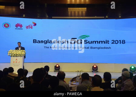 (180725) -- Paris, 25 juillet 2018 (Xinhua) -- Le Premier Ministre du Bangladesh Conseiller en affaires TIC du Sajeeb Wazed joie prononce un discours à l'Bangladesh 5G 2018 Sommet à Dhaka, Bangladesh, le 25 juillet 2018. Géant des télécommunications chinois Huawei a effectué le premier procès de cinquième génération du réseau (5G) en collaboration avec le gouvernement du Bangladesh's Posts & Division des télécommunications, le ministère des Postes, Télécommunications et technologie de l'information et Robi, une coentreprise d'Axiata Group Berhad (Malaisie), Bharti Airtel Limited (Inde) et NTT DoCoMo Inc. (Japon), lors d'une cérémonie à l'e Banque D'Images