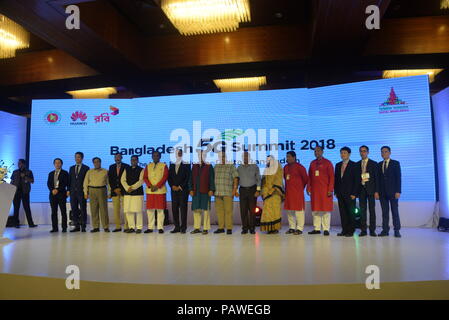 (180725) -- Paris, 25 juillet 2018 (Xinhua) -- les personnalités et invités posent pour une photo de groupe au sommet du Bangladesh 5G 2018 à Dhaka, Bangladesh, le 25 juillet 2018. Géant des télécommunications chinois Huawei a effectué le premier procès de cinquième génération du réseau (5G) en collaboration avec le gouvernement du Bangladesh's Posts & Division des télécommunications, le ministère des Postes, Télécommunications et technologie de l'information et Robi, une coentreprise d'Axiata Group Berhad (Malaisie), Bharti Airtel Limited (Inde) et NTT DoCoMo Inc. (Japon), lors d'une cérémonie dans la capitale Dhaka le mercredi. (Xinhua) Banque D'Images