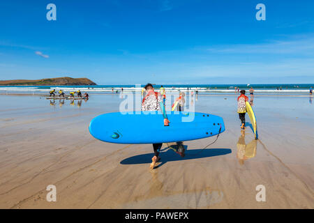 Plage de Polzeath, Cornwall, UK. 25 juillet 2018. Tête pour les surfeurs les vagues sur une journée chaude et ensoleillée à Polzeath sur la côte Atlantique du nord des Cornouailles. Credit : Mark Richardson/Alamy Live News Banque D'Images