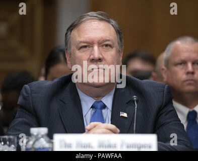 25 juillet 2018 - Washington, District of Columbia, United States of America - United States Secretary of State Mike Pompeo témoigne devant le comité du Sénat américain sur les relations étrangères sur les ''Une mise à jour sur la diplomatie américaine pour faire avancer notre stratégie en matière de sécurité nationale'' sur la colline du Capitole à Washington, DC le mercredi, Juillet 25, 2018. Pompeo, a répondu aux questions sur le sommet d'Helsinki, avec le président Poutine et le progrès sur la dénucléarisation de la Corée du Nord..Credit : Ron Sachs / CNP (Image Crédit : © Ron Sachs/CNP via Zuma sur le fil) Banque D'Images