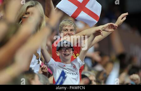 Londres, Royaume-Uni. Le 25 juillet, 2018. Angleterre fans cheer. USA V Angleterre. Match 12. Extérieure B. Womens Hockey World Cup 2018. Lee Valley hockey centre. Queen Elizabeth Olympic Park. Stratford. Londres. UK. 25/07/2018. Credit : Sport en images/Alamy Live News Banque D'Images