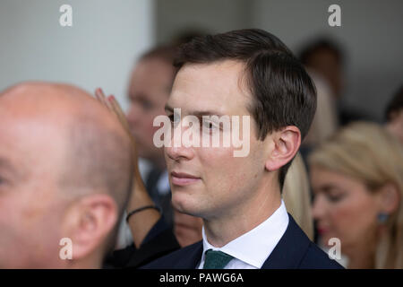 Conseiller spécial du Président Jared Kushner regarde le président des Etats-Unis, Donald Trump prend la parole lors d'une conférence de presse conjointe avec le président de la Commission européenne, Jean-Claude Juncker, dans le jardin de roses de la Maison Blanche à Washington, DC Le 25 juillet 2018. Crédit : Alex Edelman/CNP | conditions dans le monde entier Banque D'Images