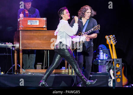 Milan Italie. 25 juillet 2018. Le chanteur-compositeur-interprète et actrice ALANIS MORISSETTE réalise en direct sur scène à l'Ippodromo Snai San Siro pendant le Festival d'été "Milano' Credit : Rodolfo Sassano/Alamy Live News Banque D'Images